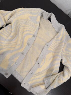 PacSun Women's Button-Up Cardigan in Pale Yellow and Light Gray Swirl